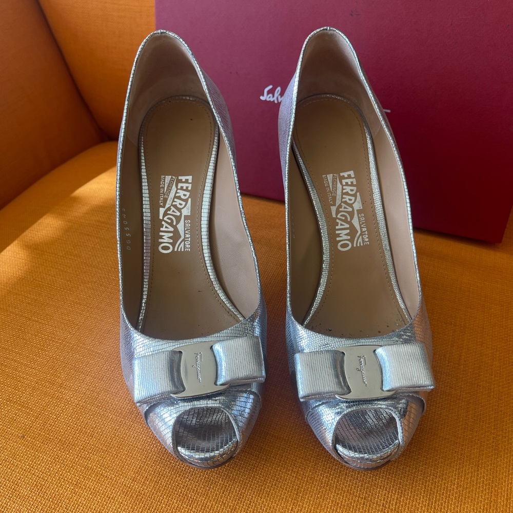 Silver SALVATORE FERRAGAMO peep toe  HEELS - Picture 8 of 10